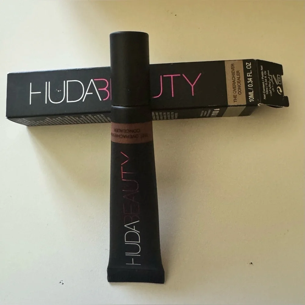 HUDA BEAUTY Rich Brown Concealer Smooth Creamy Finish